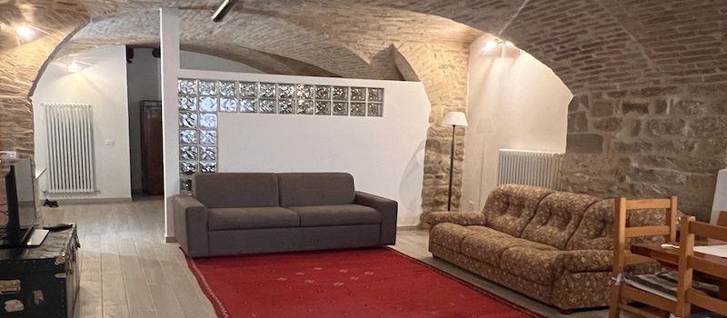 ceraunavoltadomusA charming living area with historic stone walls and vaulted ceilings at Domus Romana.