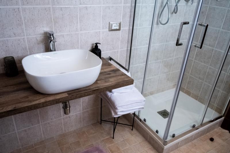 A blend of rustic charm and modern design: the private bathroom of the Peonia Room.